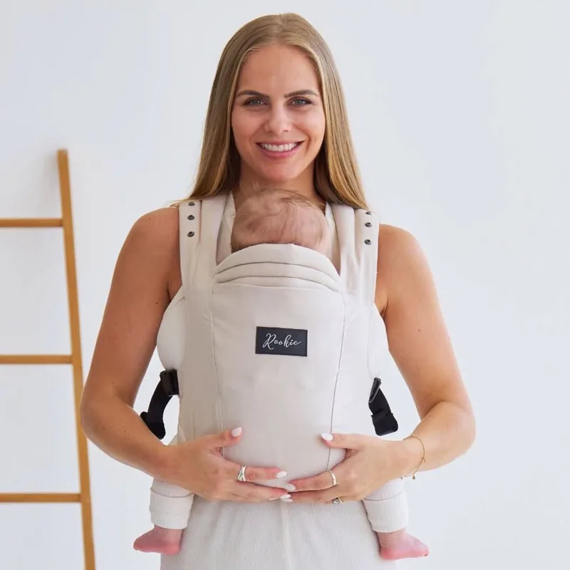 Premium Elite draagzak - Design buikdrager en rugdrager - Comfortabel en ergonomisch baby spullen - Babydrager vanaf Geboorte - Ook voor Peuter - Biologisch katoen by Rookie in Beige – product photo