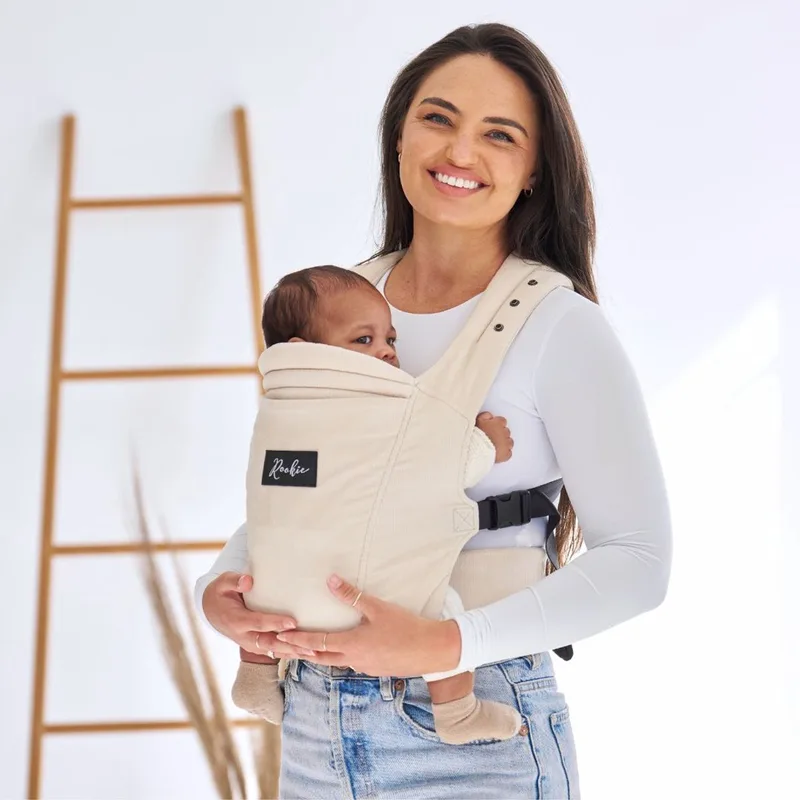 Premium Elite draagzak - Design buikdrager en rugdrager - Comfortabel en ergonomisch baby spullen - Babydrager vanaf Geboorte - Ook voor Peuter - Biologisch katoen van Rookie in Cord Ivory – productfoto