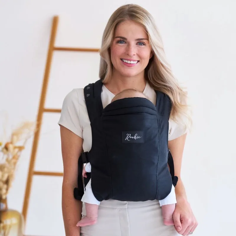 Premium Elite draagzak - Design buikdrager en rugdrager - Comfortabel en ergonomisch baby spullen - Babydrager vanaf Geboorte - Ook voor Peuter - Biologisch katoen (Zwart) de Rookie en Noir – photo produit