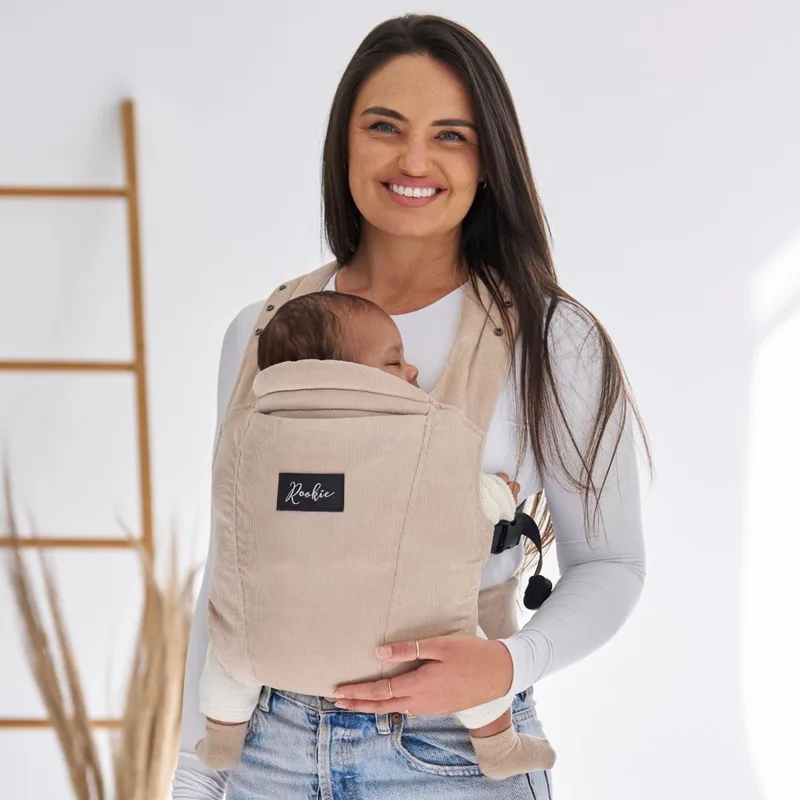 Premium Elite draagzak - Design buikdrager en rugdrager - Comfortabel en ergonomisch baby spullen - Babydrager vanaf Geboorte - Ook voor Peuter - Biologisch katoen by Rookie in Cord Beige – product photo