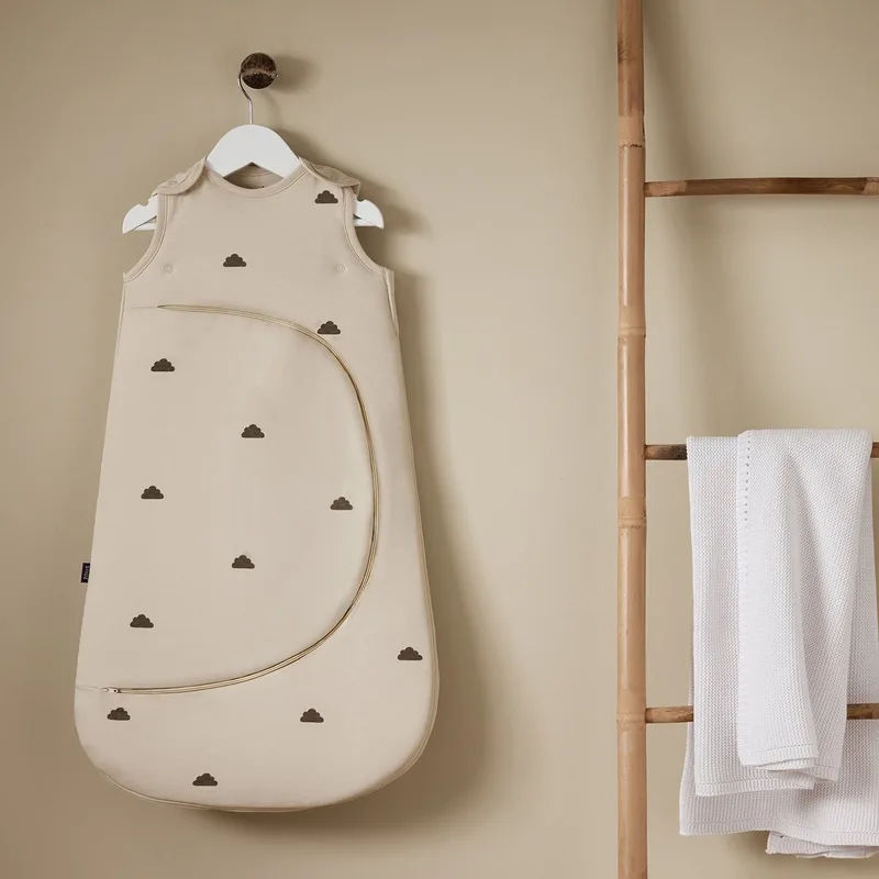 SnüzPouch Slaapzak - 6-18 Mnd - Sand Cloud van Snuz in Beige – productfoto