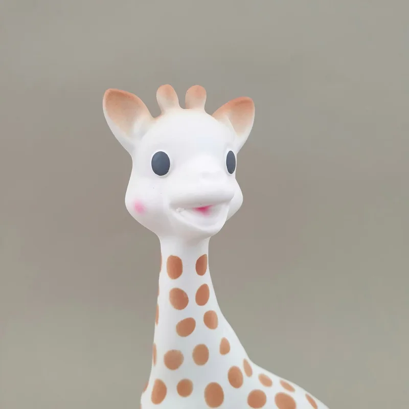 Bijtspeeltje - Bijtspeelgoed - Baby speelgoed - Kraamcadeau - Babyshower cadeau - In geschenkdoosje - 100% natuurlijk rubber - Vanaf 0 maanden - 17 cm - Beige/Bruin van Sophie de Giraf in Wit – productfoto 4 van 6