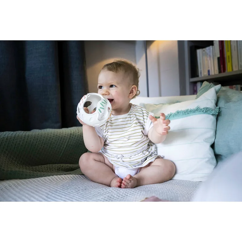 Sophie La Girafe 5 zintuigen bijtbal van Sophie la Girafe in Meerkleurig, 10 × 10 mm – productfoto