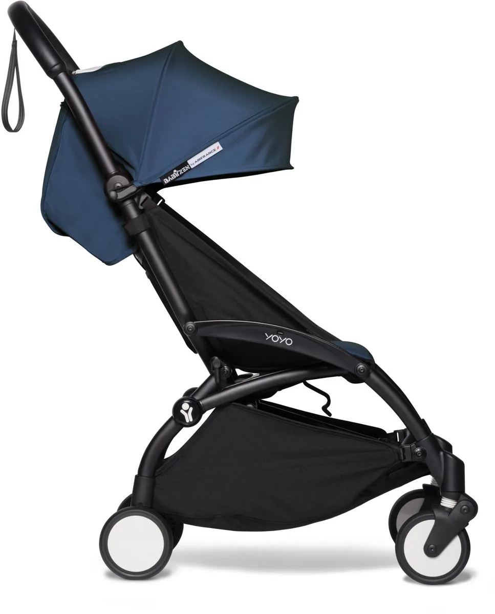 BABYZEN YOYO2 Kinderwagen (Zwart Frame met 6+ Kleurenpakket) - Inclusief Harnas, Rugleuning, Kapverlengingen, Schouderband, Opbergtas, Zitkussen en Bijpassende Kap van Stokke in Air France Blauw – productfoto