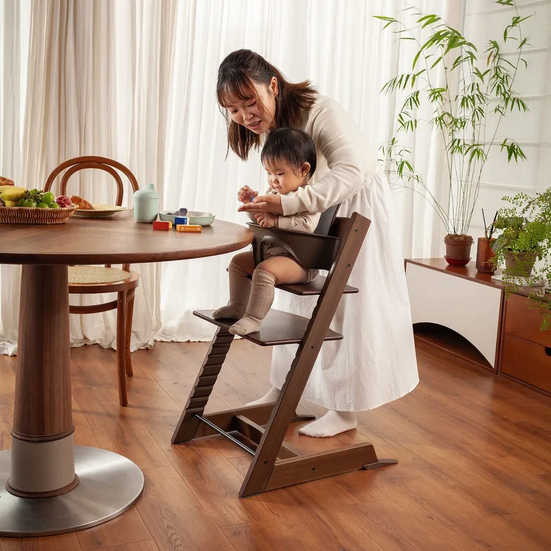 Kinderstoel Stokke® Tripp Trapp® Signature Walnut fra Stokke – produktbillede 3 af 4