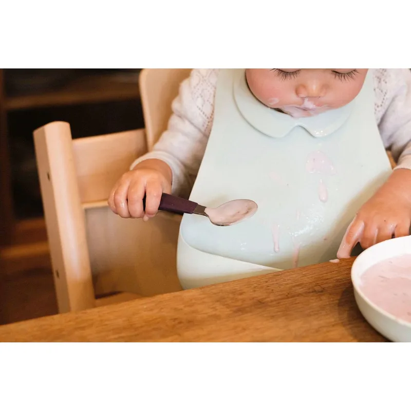 Munch Lätzchen mit Auffangschale by Stokke in Tuerkis, 80 × 80 × 220 mm – product photo 2 of 3