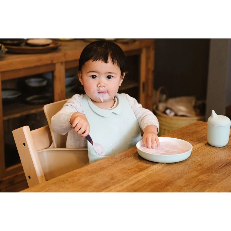 Munch Lätzchen mit Auffangschale by Stokke in Tuerkis, 80 × 80 × 220 mm – product photo 1 of 3
