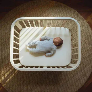 Nighti™ Bundle Nighti Mini inkl. Matratze, Spannbetttuch und Rollen fra Stokke i Natur – produktbillede 1 af 3