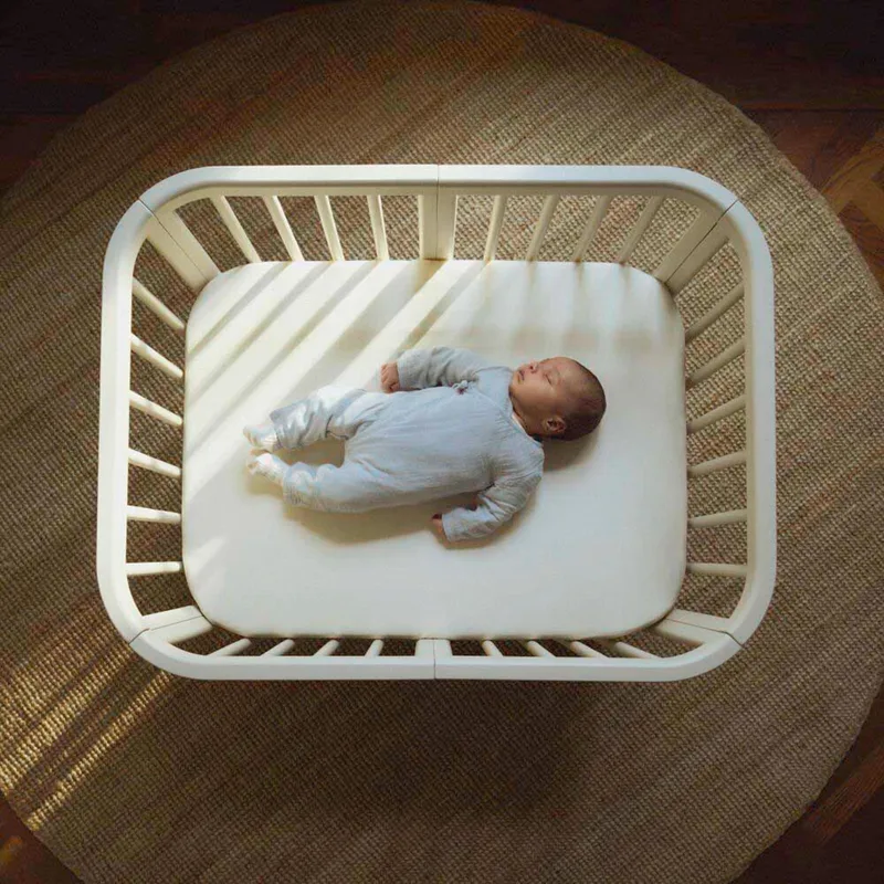 Nighti™ Bundle Nighti Mini inkl. Matratze, Spannbetttuch und Rollen fra Stokke i Natur – produktbillede 1 af 3
