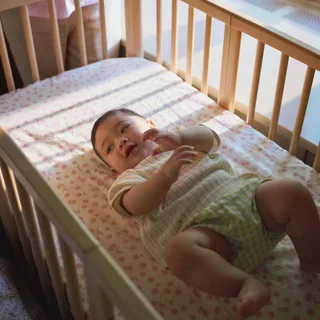 Nighti™ Bundle Nighti Mini inkl. Umbausatz, 2 Matratzen, 2 Spannbetttücher und Rollen fra Stokke i Natur – produktbillede 2 af 3