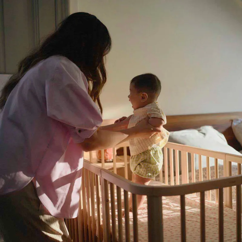 Nighti™ Bundle Nighti Mini inkl. Umbausatz, 2 Matratzen, 2 Spannbetttücher und Rollen fra Stokke i Natur – produktbillede 1 af 3