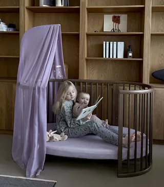 Sleepi™ Babybett Sleepi V3 van Stokke in Bruin, 141 × 74 × 84 mm – productfoto 2 van 4