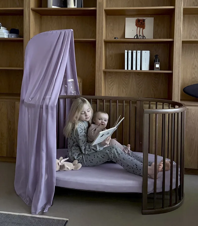 Sleepi™ Babybett Sleepi V3 van Stokke in Bruin, 141 × 74 × 84 mm – productfoto 2 van 4