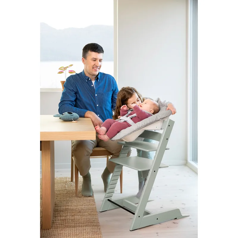 Tripp Trapp® Bundle Treppenhochstuhl inkl. Newbornset Deep Grey & Babyset från Stokke i Grön – produktbild