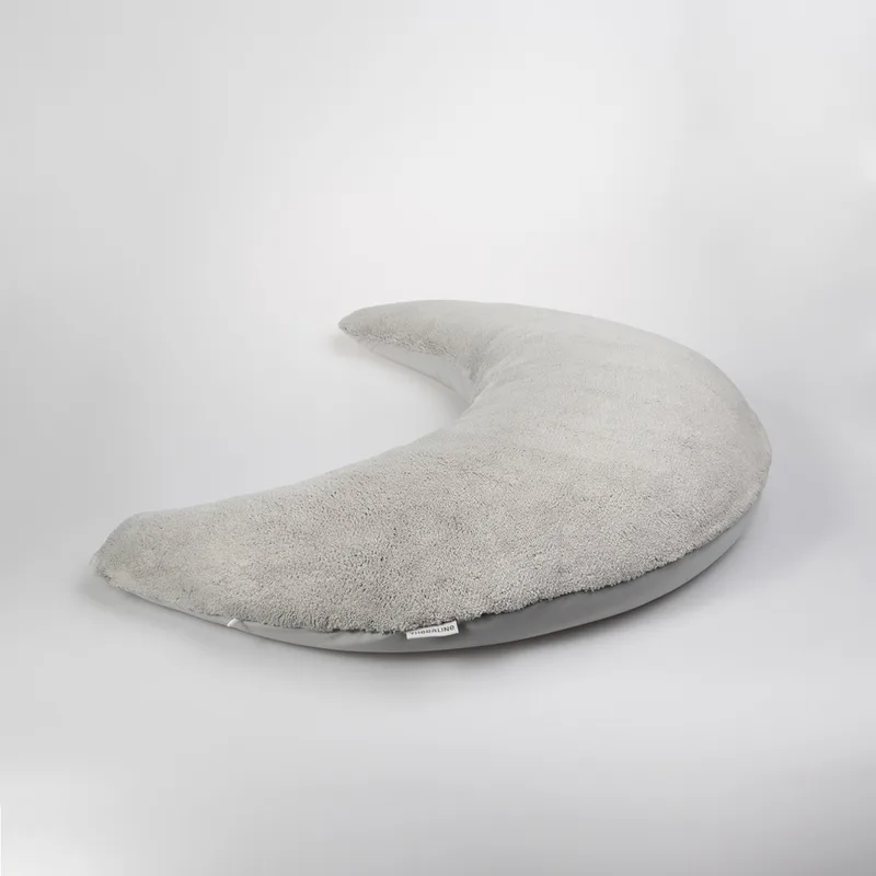 Halve maan voedingskussen Maan van Pluche grijs van Theraline in Grijs – productfoto 1 van 3