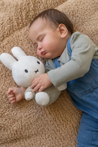 Nijntje Knuffel 25cm Fluffy green von Tiamo in Grün – Produktfoto 3 von 4