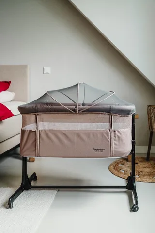 Co-Sleeper Solid Milan Lush | Dichterbij dan ooit |Slaap in stijl met onze nieuwe co-sleeper by Titanium Baby in Taupe – product photo 3 of 3