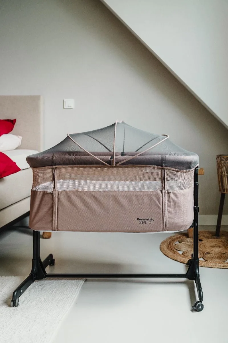 Co-Sleeper Solid Milan Lush | Dichterbij dan ooit |Slaap in stijl met onze nieuwe co-sleeper by Titanium Baby in Taupe – product photo 3 of 3