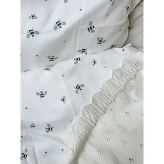Honeybee Happy-100 X 140 Cm 40 X 45 Cm (bedj3824) Sengetøj Til Vugge by Vanilla Copenhagen – product photo 1 of 5