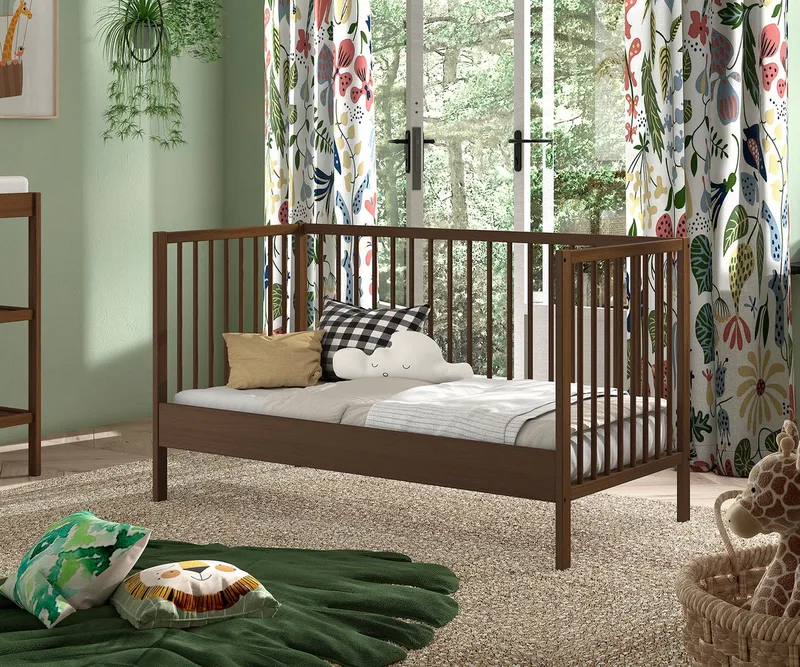 Babybett DINO, ideal für Ihr Kinderzimmer, Made in Europe, Buche massiv, 70/140cm, 3-fach höhenverstellbar, umbaubar, Buche Nussbaumfarbig van Vipack in Bruin – productfoto 2 van 5