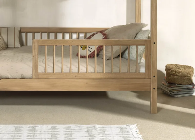 Bettschutzgitter Forrest Rausfallschutz aus Massivholz, klappbar, einfach zu bedienen, universell einsetzbar, wahlweise Eiche natur oder Buche weiß van Vipack in Beige – productfoto 2 van 3