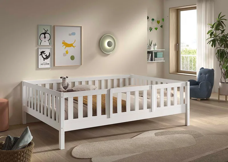 Kinderbett Dallas, massiv Bett, Rausfallschutz, umbaubar vom Boden- zum Daybett (inkl. Rolllattenrost und Sprossenumrandung, 90 oder 140x200 cm breit), stabil und standfest gebaut, wahlweise Kiefer massiv natur oder von Vipack in Weiß – Produktfoto 2 von 5