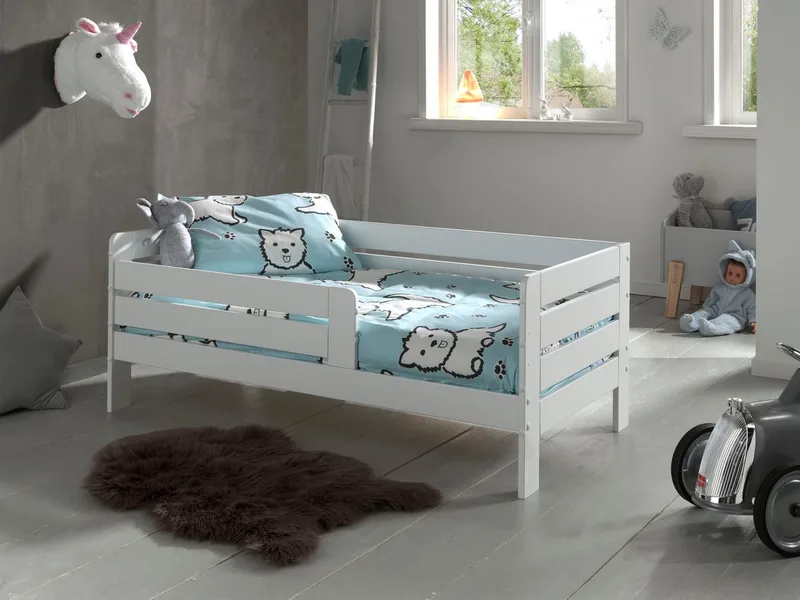Kinderbett Junior, Kiefermassiv mit umlaufendem Absturzschutz und Rolllattenrost (B/H/T ca. 143,6x56x70cm, mit niedrigem Betteinstieg), wahlweise in 2 Farben, mit oder ohne Schublade van Vipack in Wit – productfoto 1 van 4