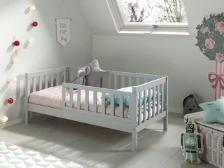 Kinderbett Junior, Kiefermassiv mit umlaufenden Sprossengitter und Rolllattenrost (B/H/T ca. 148x60x76cm, mit niedrigem Betteinstieg), wahlweise in 2 Farben, mit oder ohne Schublade från Vipack i Grå – produktbild 1 av 4