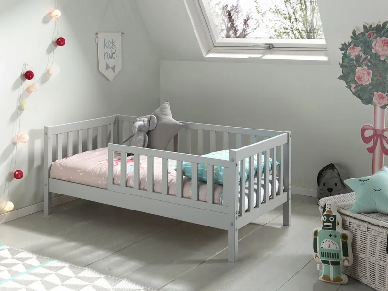 Kinderbett Junior, Kiefermassiv mit umlaufenden Sprossengitter und Rolllattenrost (B/H/T ca. 148x60x76cm, mit niedrigem Betteinstieg), wahlweise in 2 Farben, mit oder ohne Schublade från Vipack i Grå – produktbild 1 av 4