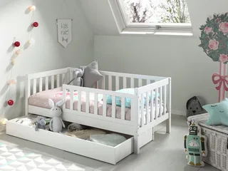 Kinderbett Junior, Kiefermassiv mit umlaufenden Sprossengitter und Rolllattenrost (B/H/T ca. 148x60x76cm, mit niedrigem Betteinstieg), wahlweise in 2 Farben, mit oder ohne Schublade by Vipack in White – product photo 2 of 5