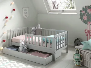 Kinderbett Junior, Kiefermassiv mit umlaufenden Sprossengitter und Rolllattenrost (B/H/T ca. 148x60x76cm, mit niedrigem Betteinstieg), wahlweise in 2 Farben, mit oder ohne Schublade från Vipack i Grå – produktbild 2 av 5
