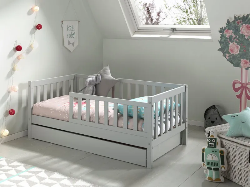 Kinderbett Junior, Kiefermassiv mit umlaufenden Sprossengitter und Rolllattenrost (B/H/T ca. 148x60x76cm, mit niedrigem Betteinstieg), wahlweise in 2 Farben, mit oder ohne Schublade från Vipack i Grå – produktbild 1 av 5