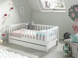 Kinderbett Junior, Kiefermassiv mit umlaufenden Sprossengitter und Rolllattenrost (B/H/T ca. 148x60x76cm, mit niedrigem Betteinstieg), wahlweise in 2 Farben, mit oder ohne Schublade by Vipack in White – product photo 1 of 5