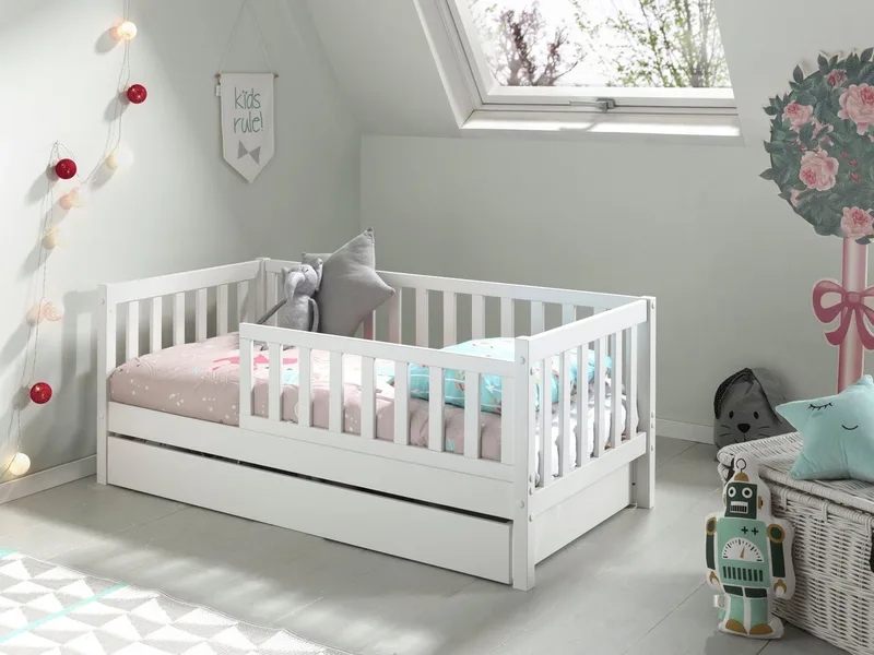 Kinderbett Junior, Kiefermassiv mit umlaufenden Sprossengitter und Rolllattenrost (B/H/T ca. 148x60x76cm, mit niedrigem Betteinstieg), wahlweise in 2 Farben, mit oder ohne Schublade by Vipack in White – product photo 1 of 5