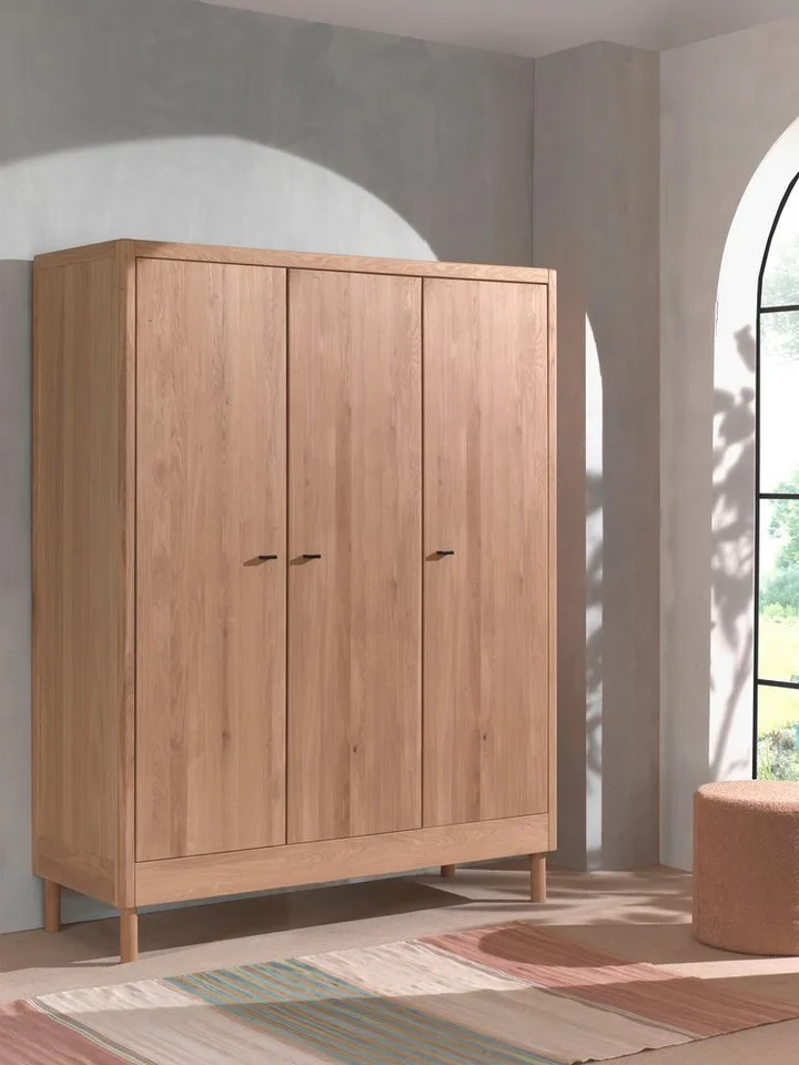 Kleiderschrank Forrest mit 3 Drehtüren (Soft-Close), Made in Europe, zeitloses Design (B/H/T ca: 145,8x190x55 cm, Massivholz in 2 Farben erhältlich) praktische Facheinteilung, viel Stauraum, hochwertige Verarbeitung de Vipack en Beige – photo produit 1 sur 4