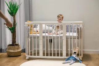Babybett Mobiles Babybett aus Holz 7in1 mit Matratze, mitwachsend de Waldin en Blanc – photo produit 3 sur 3