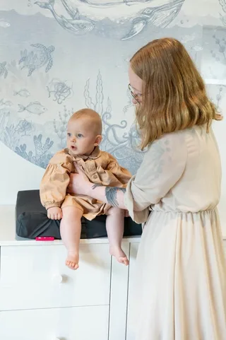 Verwarmd Aankleedkussen - Verschoonkussen Baby - Verschoonmatje - Verschoningsmatje - Verschoningskussen van Wumby in Charcoal – productfoto 2 van 4