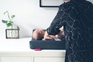 Verwarmd Aankleedkussen - Verschoonkussen Baby - Verschoonmatje - Verschoningsmatje - Verschoningskussen van Wumby in Charcoal – productfoto 3 van 4