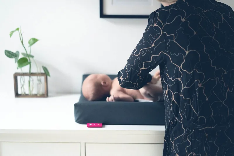 Verwarmd Aankleedkussen - Verschoonkussen Baby - Verschoonmatje - Verschoningsmatje - Verschoningskussen van Wumby in Charcoal – productfoto 3 van 4