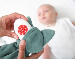 Felix de Vos - Heartbeat & White Noise Knuffeldoekje - Blauw - 35 cm från ZAZU i Fox Felix – produktbild 3 av 4