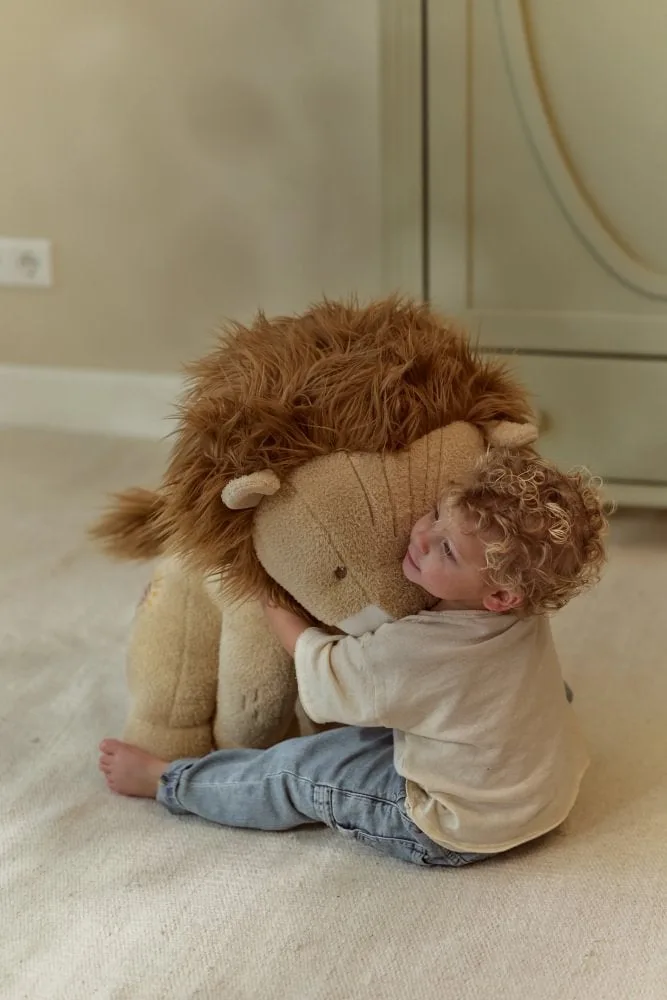 Safari Friends Knuffel Leeuw - 60 cm fra Little Dutch i Beige – produktbillede 4 af 4
